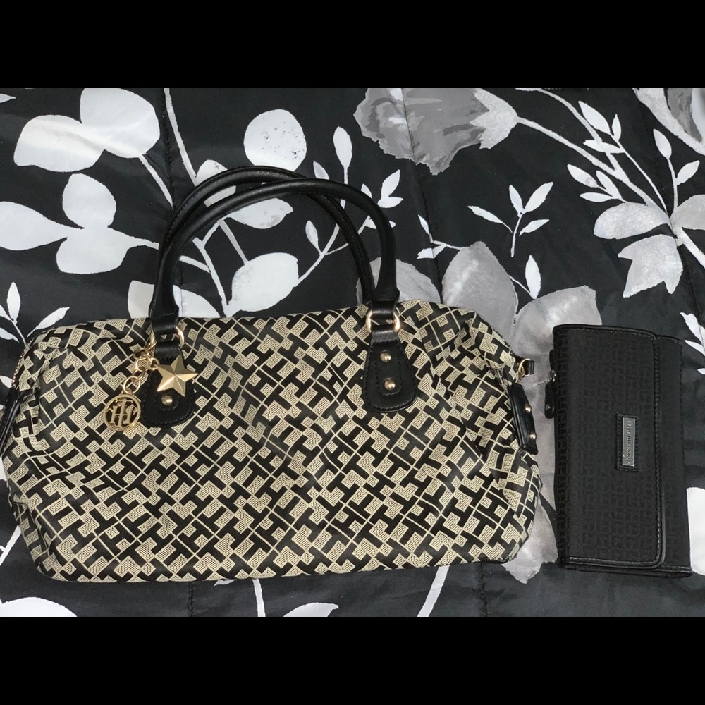 Black & gold Tommy Hilfiger purse/matching wallet